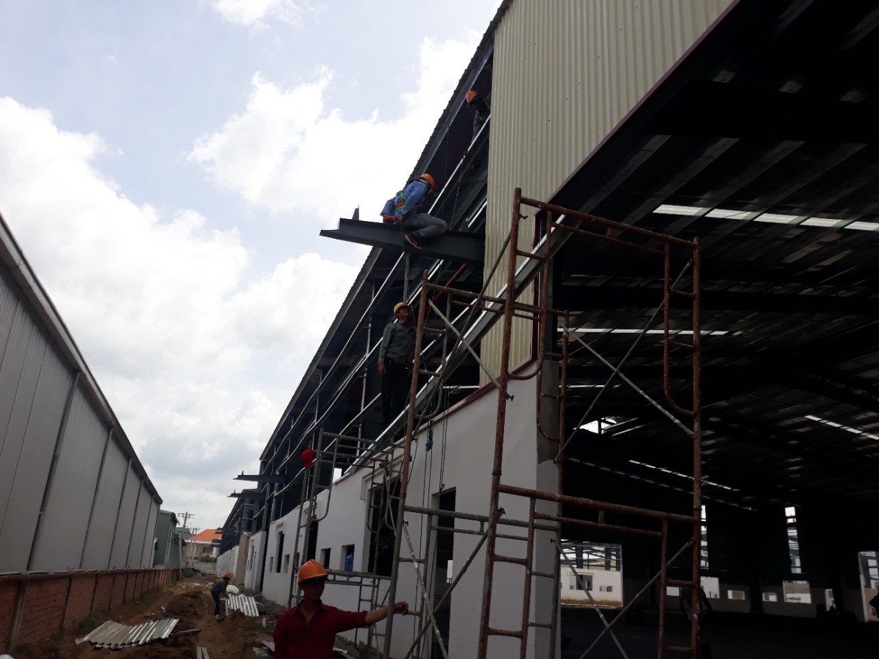 THI CÔNG NHÀ XƯỞNG VIỆT HỒ TÚ 1