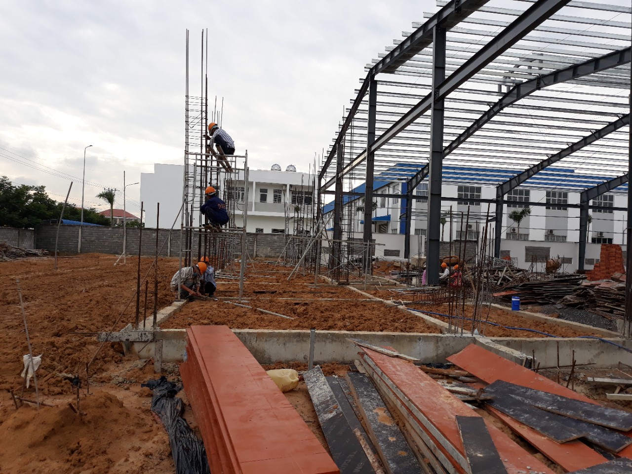 THI CÔNG NHÀ XƯỞNG VIỆT HỒ TÚ 1